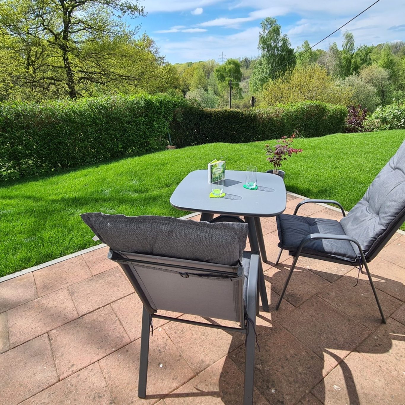 Unsere Terrasse zum entspannen und dem Wald zu horchen Unsere Terrasse zum entspannen und dem Wald zu horchen